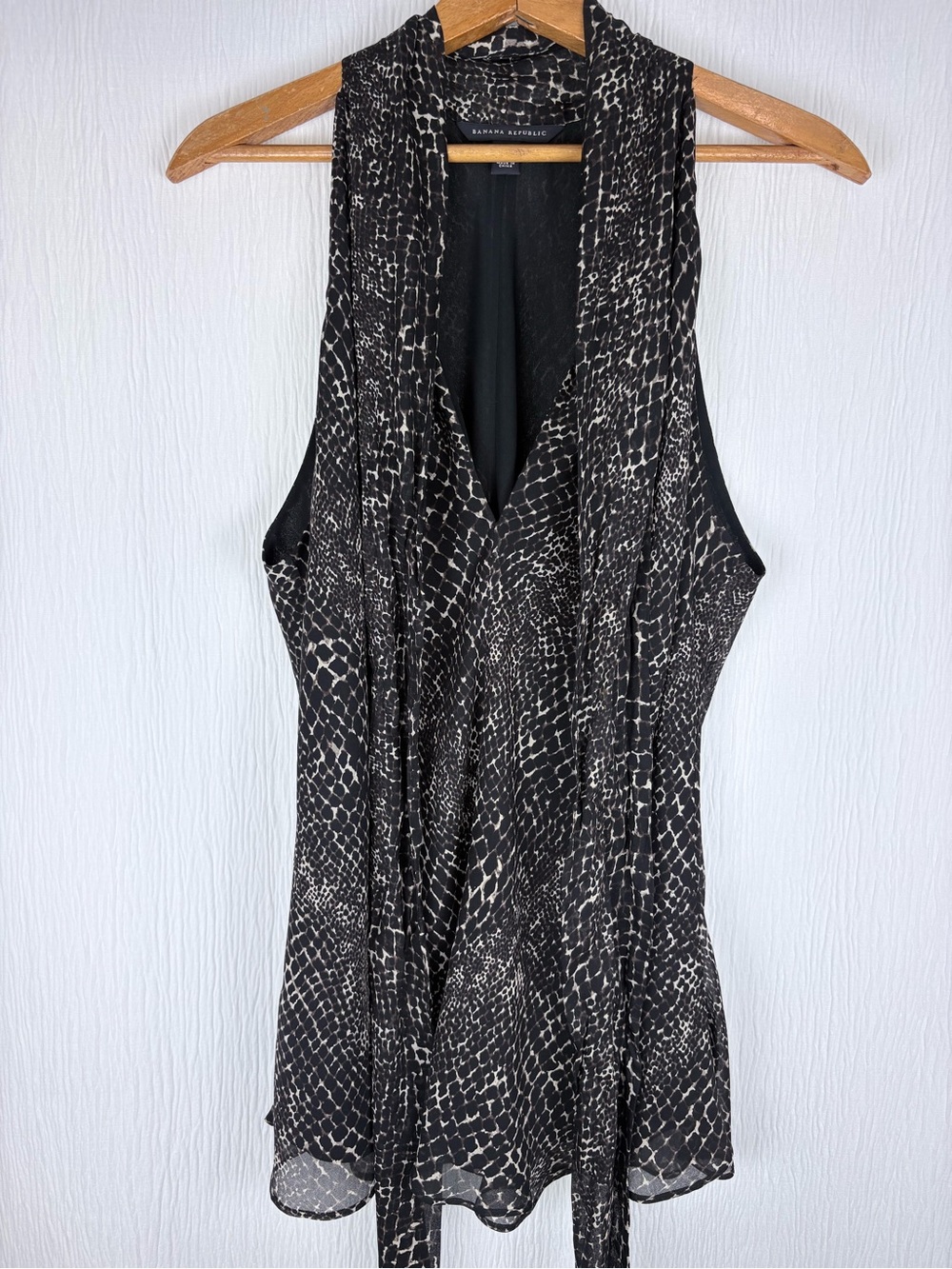 Banana Republic, Silk Top, Tie Neck, Animal Print, Women’s size Medium